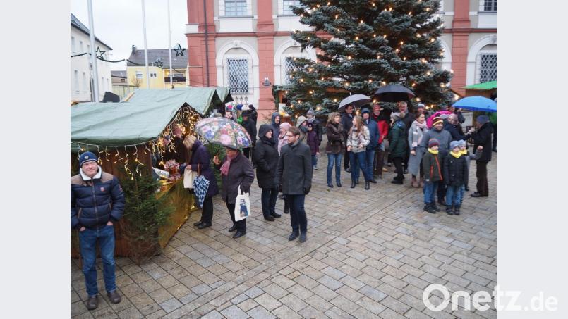 Kein Glück mit dem Wetter hat der Neustädter Weihnachtsmarkt der Vereine. Bild: krb