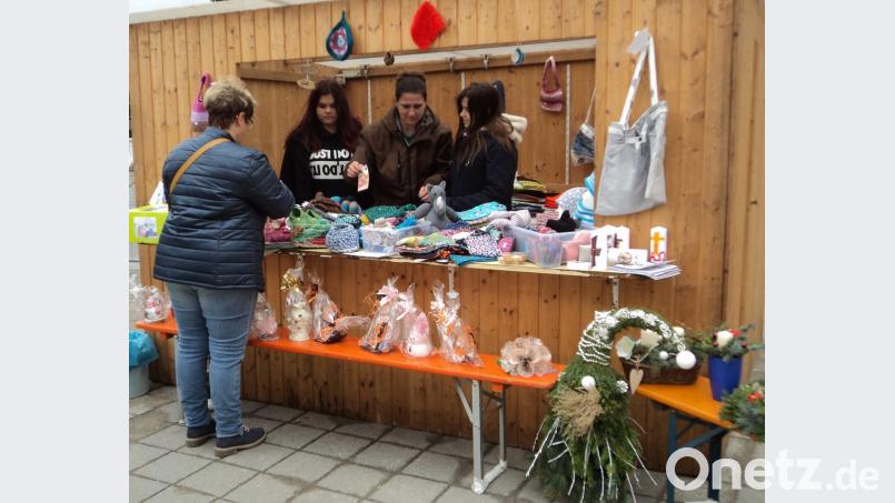 Bastel- und Wollsachen gab es zu kaufen. Der Erlös kommt kranken und behinderten Kindern zugute. Bild: ksi