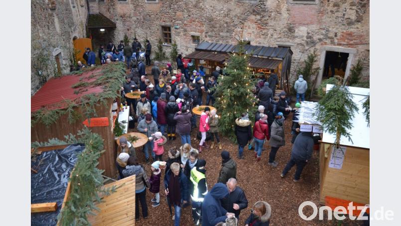 Auch ohne Schnee konnten die Besucher den Weihnachtsmarkt im Innenhof des Schlosses genießen. Bild: gi