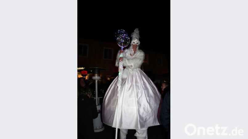 Für Aufsehen sorgt auch der Stelzen-Walkact Bild: stg