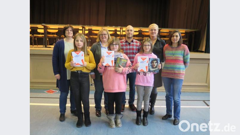 Die Juroren Ines Schedl, Susanne Hering, Christian Frischholz, Doris Wolf und Susanne Huber (hinten, von links) gratulieren den drei besten Vorleserinnen Lisa Wegmann (Schulsieger), Carina Otten (Dritte) und Cathryn Feilhuber (vorne, von links). Bild: jzk