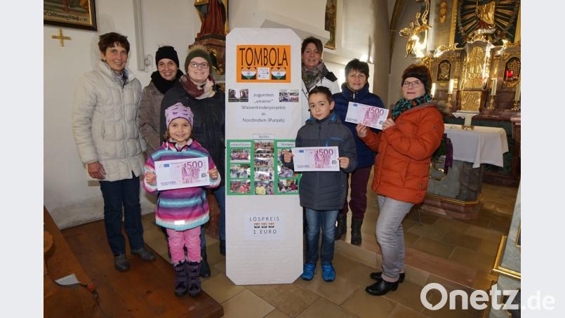 Dank einer erfolgreichen Tombola und vielen Spendern gehen 1500 Euro an Waisenkinder in Nordindien.
Maria Prüfling, Gabi und Marie Attenberger, Marina Prüfling, Kathrin und Bastian Engelhardt, Renate Graf und Magdalena Schmidbauer freuten sich über die Unterstützung aus der Bevölkerung. Bild: nib