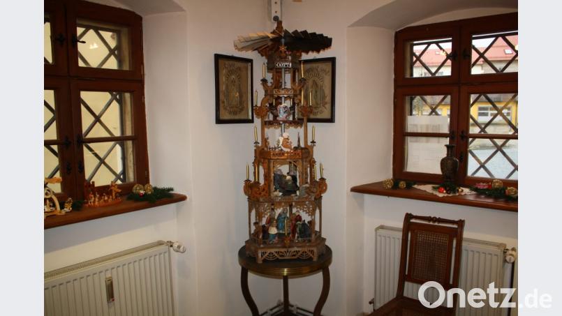 1,30 Meter hoch ist die erzgebirgische Weihnachtspyramide aus Museumsleiter Anton Heindls Privatsammlung. Aufwendig restauriert, setzt sie in der Weihnachtsausstellung den &quot;Punkt auf das i&quot;. Bild: bjp