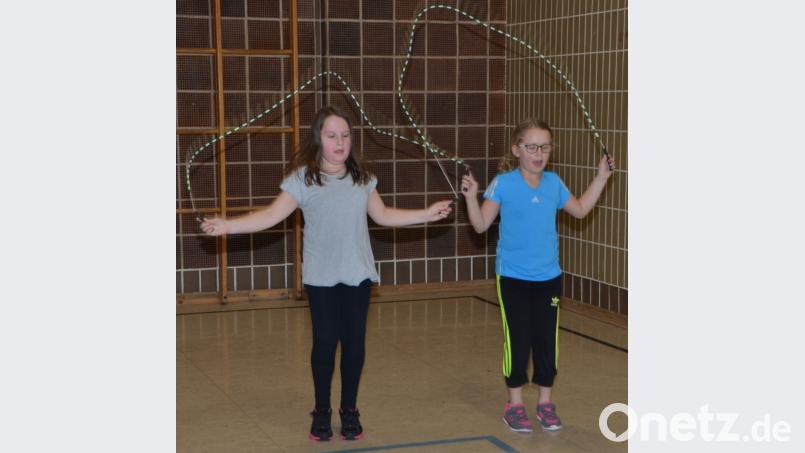 Im Rhythmus über das dünne Seil springen ist das bekannte Seilhüpfen von früher und kommt als Rope Skipping zurück in die Turnhallen. Bild: dob