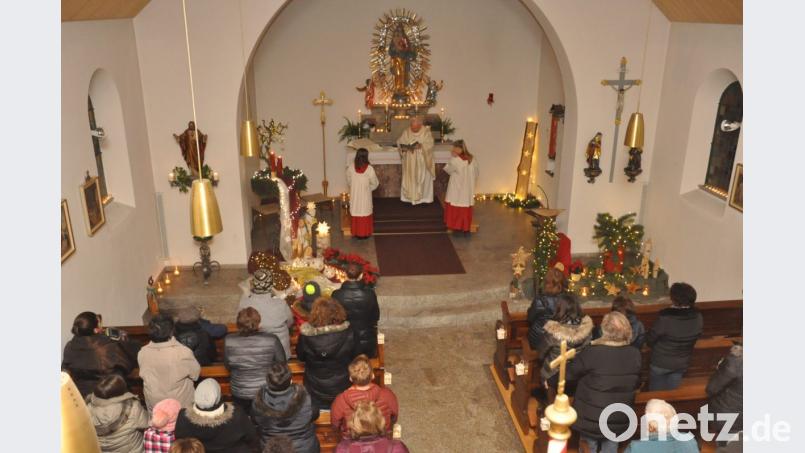 Der Lichtergottesdienst zum Kaimlinger Patrozinium "Maria Immaculata" ist ein besonderes Erlebnis für die Gläubigen und Pfarrer Gerhard Schmidt. Bild: dob