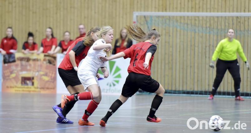 Szene aus dem Spiel TSV Theuern (rot) gegen den 1. FC Passau. Bild: Hubert Ziegler