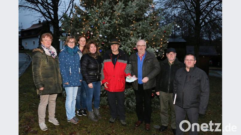 Mit einem herzlichen „Vergelt&#039;s Gott“ würdigt Herbert Putzer (Dritter von rechts), Vorsitzender des Vereins &quot;Kinderkrebshilfe in der Region Oberpfalz-Nord&quot;, die einzigartige Spendenaktion des Schützenvereins Frauenreuth. Initiator Kurt Schramm (Vierter von rechts) überreicht den Gesamterlös der Christbaumkugelaktion in Höhe von 2300 Euro zusammen mit einer Vereinsabordnung des Schützenvereins Frauenreuth (von rechts Wolfgang Schlicht, Reinhard Schwarz, Claudia Schlicht, Tamara Jahn, Nadine Diesner und Angelika Schramm). Bild: bsc