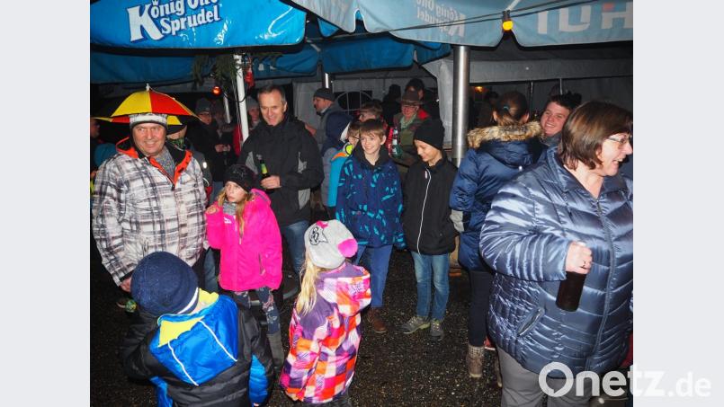 Am Nachmittag schüttet es wie aus Eimern und keiner denkt, dass die Dorfweihnacht in Moos stattfinden könnte. Doch am Abend hält die Witterung aus und so kommt es doch noch zur Feier. Bild: wmi