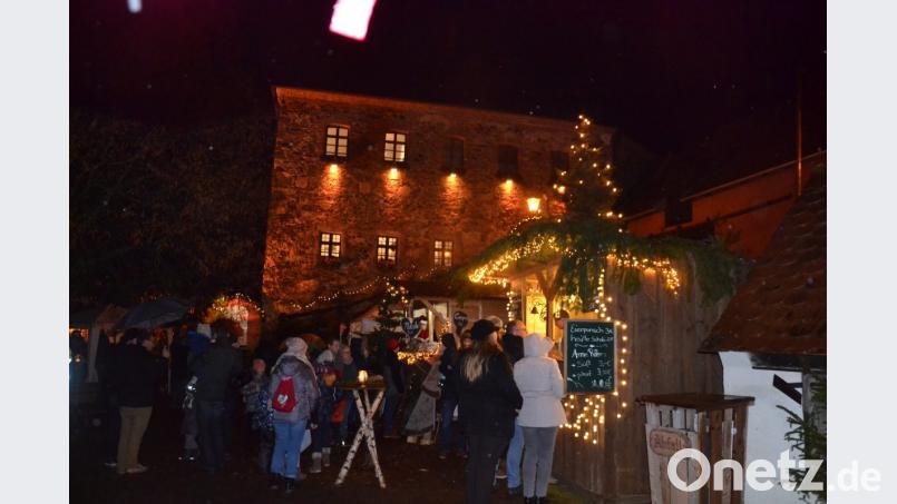 Die Lichter verzauberten auch im unteren Schlosshof. Bild: gi