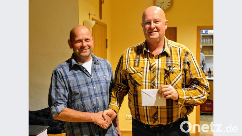 Jagdversammlung, Vorsitzender Christian Meier li. danke seinem Vorgänger Hubert Heuberger für seine Arbeit für die Jagdgenossenschaft. Bild: fdl