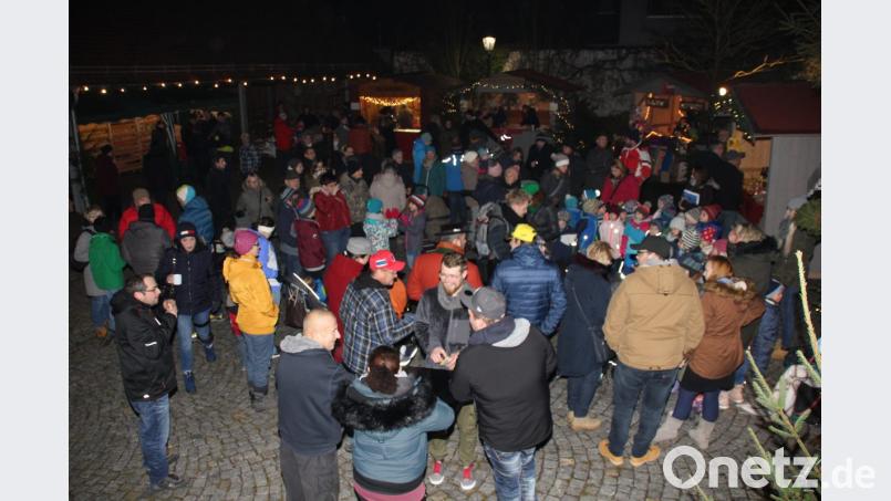 Zwei Tage wurde der Schnaittenbacher Weihnachtsmarkt mit seiner festlich geschmückten Budenstadt mit romantischer Atmosphäre im Rathaus-Innenhof zum Besuchermagnet, so dass die Stadt als Organisator wieder einen vollen Erfolg verbuchen konnte. . Bild: ads