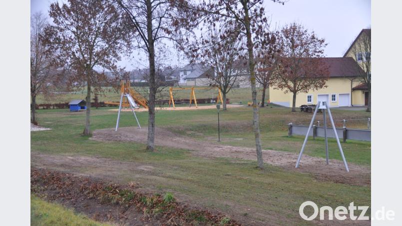 Der Spielplatz mit der neuen Seilbahn im Vordergrund: Das SV-Montagsteam hat keine Mühen gescheut. Bild: ak