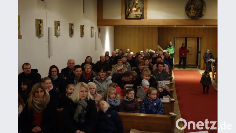 Die Expositurkirche St. Josef ist bei der Neuauflage des Steinmühler Adventssingens voll besetzt. Bild: lnz