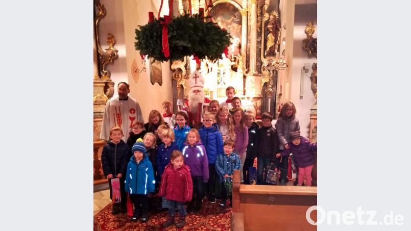 Gerne und ohne Furcht scharten sich die Kinder um den heiligen Nikolaus. Bild: rbm