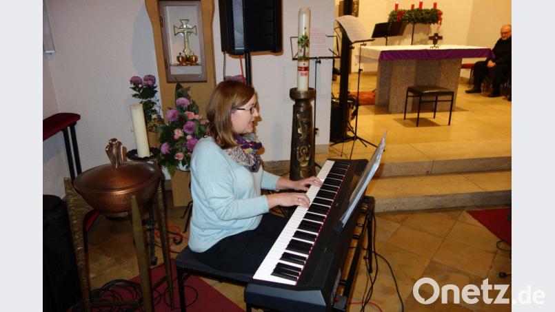 Michaela Burger begleitet den Kinderchor Leonberg am Keyboard. Bild: lnz