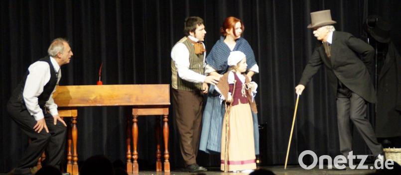 Mit dem Stück "Scrooge" erzählt das Ovigo-Theaterensemble die Wandlung des Weihnachtshassers Ebenezer Scrooge (Bernhard Zellner, links). Weitere Mitwirkende in dieser Bearbeitung des Dickens-Klassikers sind unter anderem (von links) André Gießübl (Angestellter Cratchit), Paula Klepser (Cratchits Ehefrau) und Annika Gitter (Emma). Bild: weu