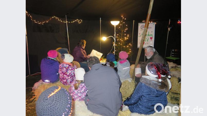 Märchenstunde im Märchenzelt. Bild: jzk