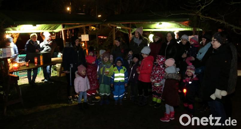 Die Familien lauschen den Vorträgen der Kinder. Bild: mef