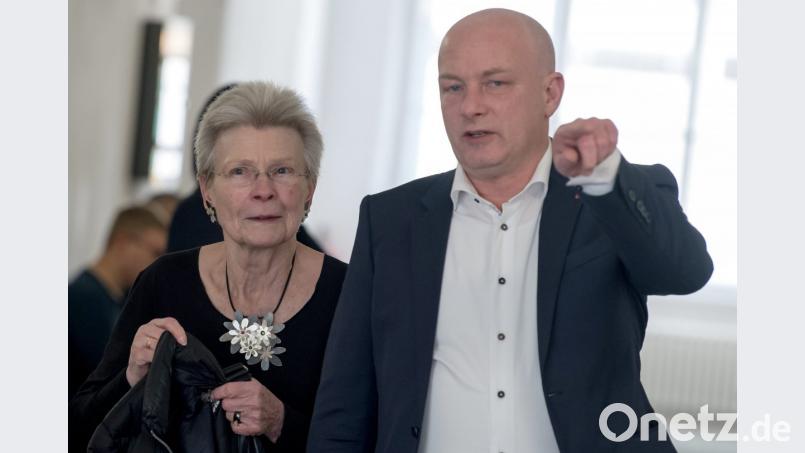 Der suspendierte Regensburger Oberbürgermeister Joachim Wolbergs und die ehemalige Regensburger Oberbürgermeisterin Christa Meier (beide SPD) kommen am Montag in das Gerichtsgebäude. Bild: Peter Kneffel/dpa