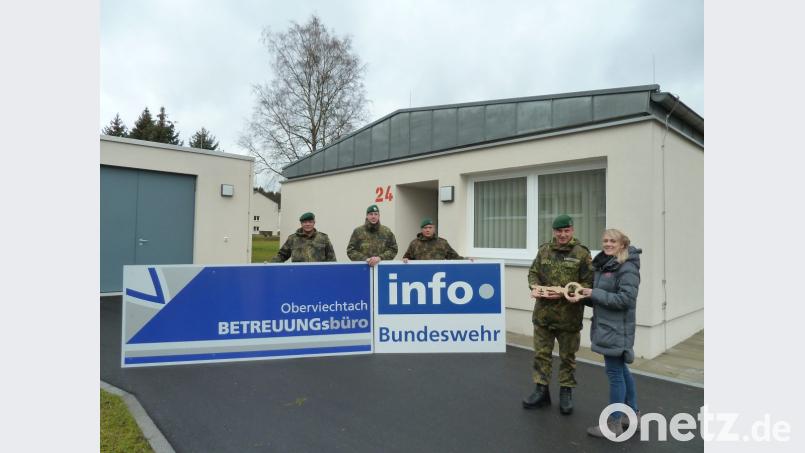 Ein neues Gebäude in der Grenzlandkaserne: Carmen Schlosser, Leiterin Objektmanagement, überreichte an den Bataillonskommandeur Christoph Huber den symbolischen Schlüssel für den Info-Point mit der Hausnummer 24. Mit dabei waren (von links) Stabsfeldwebel Norbert Veitenhansl, stellvertretender Bataillonskommandeur Michael Zweers und Stabsfeldwebel Werner Gläß als Leiter des neuen Betreuungsbüros. Bild: Portner