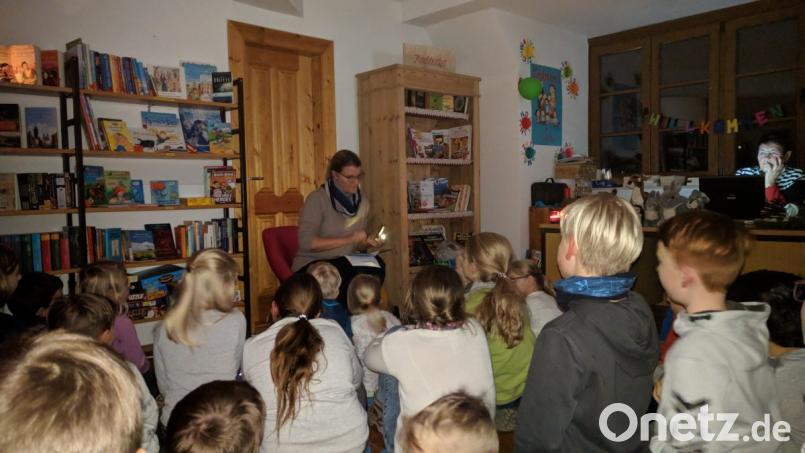 Vorlesestunde in der Bücherei. Bild: exb