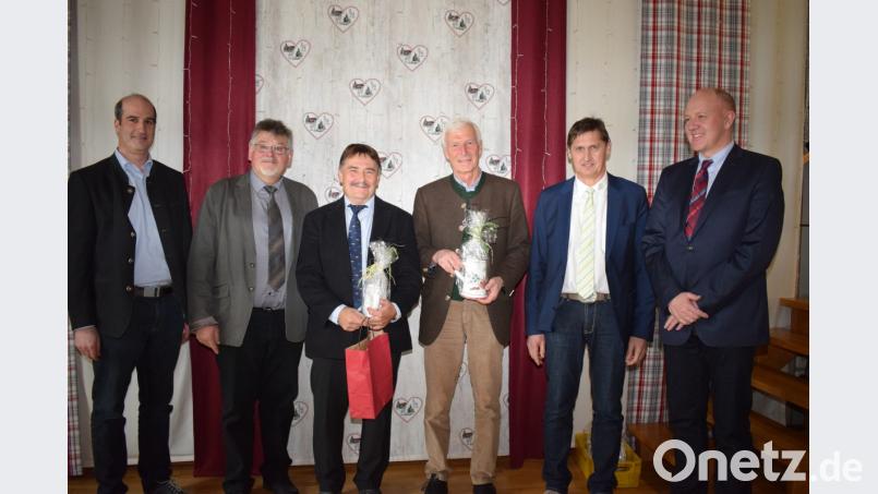 Der Erzeugerring für landwirtschaftlich pflanzliche Qualitätsprodukte Oberpfalz ernannte Gert Stadler (Dritter von rechts) zum Ehrenvorsitzenden. Max Graml (Vierter von rechts) wurde in den Ruhestand verabschiedet. Die Leistungen dieser beiden Fachmänner würdigten (von links) Thomas Zirngibl, Alfred Bauer, Johann Kreitmeier und Franz Baumer. Bild: bnr