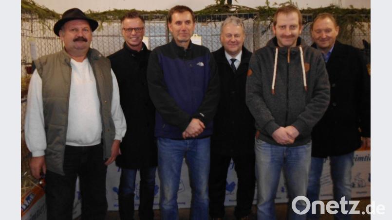 Als große Ehre bezeichnete es Vorsitzender Georg Maier (links), neben Bürgermeister Hermann Falk (Zweiter von links) und Veterinärdirektor Dr. Werner Pilz (rechts) in der Reihe der Gäste erstmals Landrat Richard Reisinger (Dritter von rechts) begrüßen zu können. Sie gratulierten Wolfgang Högl (Dritter von links) zum Gewinn der Vereinsmeisterschaft und Alex Hollederer (Zweiter von rechts) zum 2. Platz. Bild: u