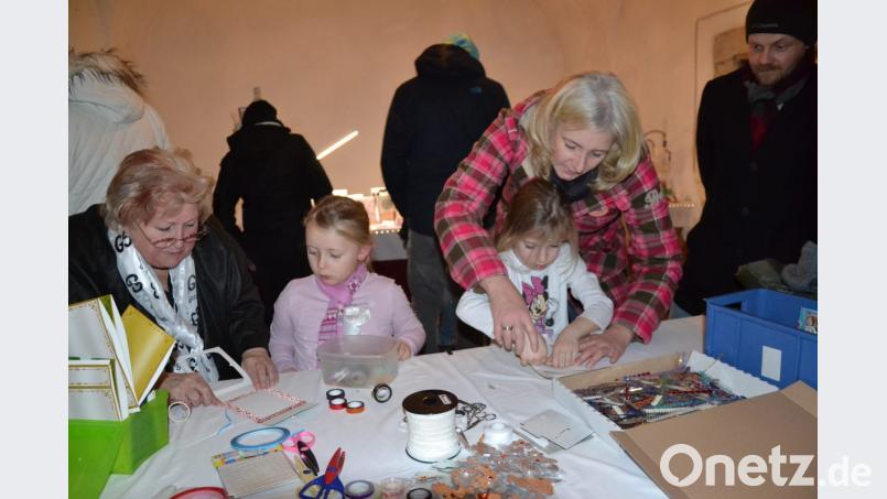 Kinder durften kostenlos Glückwunschkarten mit Jutta Vaas-Kornprobst (links) basteln. Da half auch mal eine Mama dazu. Bild: gi