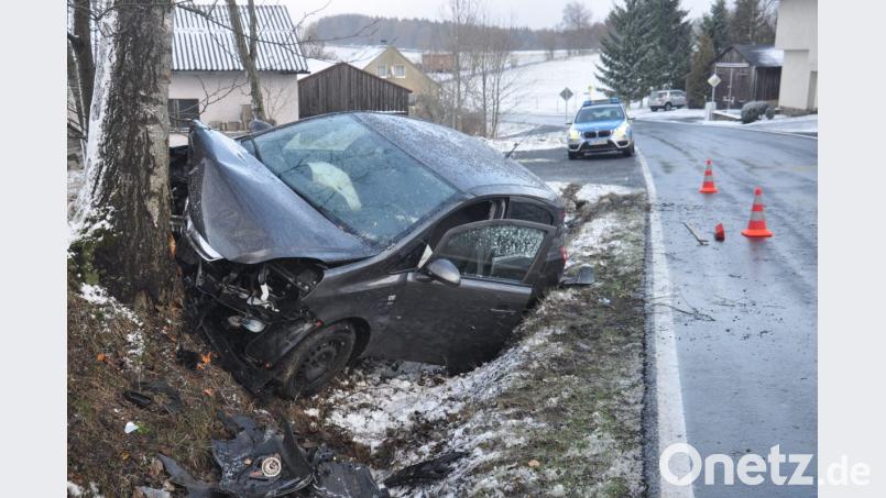 Vermutlich aus Unachtsamkeit kam ein Autofahrer am Montag von der Straße ab und prallte frontal gegen einen Baum. Dabei zog sich der Mann einen Nasenbeinbruch sowie Schnittverletzungen zu. Bild: ws