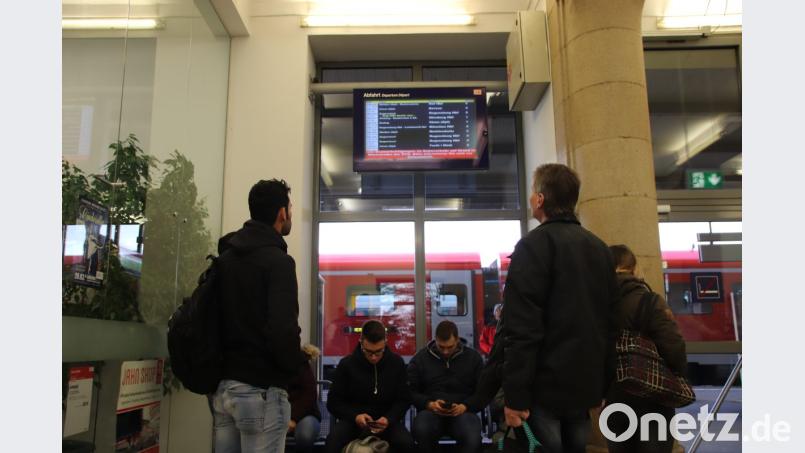 Warten im Saal des Schwandorfer Bahnhofs und immer wieder bange Blicke auf die elektronische Anzeigetafel: Welche Züge fallen aus, wann geht es weiter? Zwischen 6 und 9 Uhr war definitiv kein Zugverkehr. Bild: Thomas Dobler