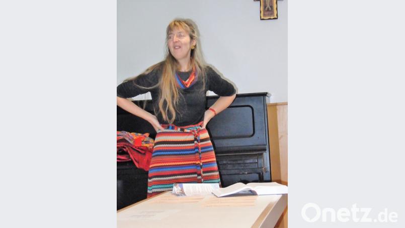 Referentin Beate Eichinger referiert über die neue Übersetzung der Bibel. Bild: wrt