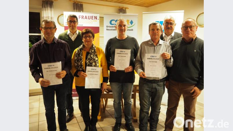 Der CSU-Ortsverband Neustadt ehrt seine Mitglieder mit Bürgermeister Rupert Troppmann (Zweiter von rechts) und Bürgermeisterkandidat Armin Aichinger (Zweiter von links). Bild: krb