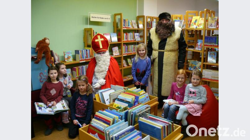 Der Nikolaus besucht mit Knecht Ruprecht die Kinder in der Bücherei. Bild: kgg