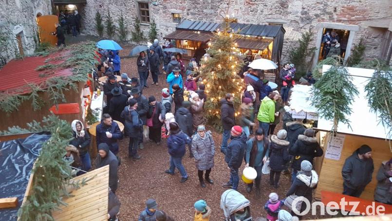 Auch ohne Schnee konnten die Besucher den Weihnachtsmarkt im Innenhof des Schlosses genießen. Bild: gi