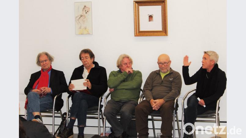 Vorsitzender Neuer Kunstverein Regenburg Rainer Schmidt, Professor em. Rudolph Bauer, Moderator Hans Graf, Professor em. Peter Angermann und Kulturamtsleiterin Barbara Leicht aus Neumarkt diskutieren über die Entwicklung der Progressivität in der Kunst. Bild: Dagmar Williamson