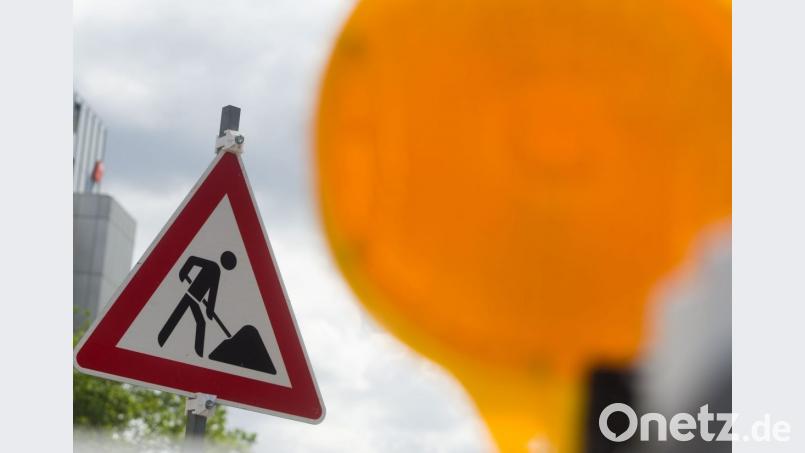 Feuchte Baustelle in Hirschau: Beim Kindergarten St. Wolfgang ist ein Wasserrohr gebrochen. Bild: Lino Mirgeler/dpa