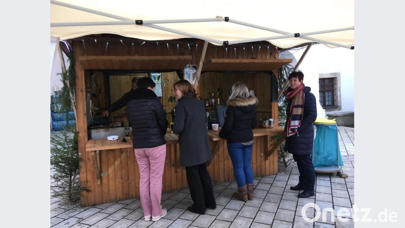 Zur Mittagszeit bilden sich am Weihnachtsstandl kurze Schlangen. Bild: ui