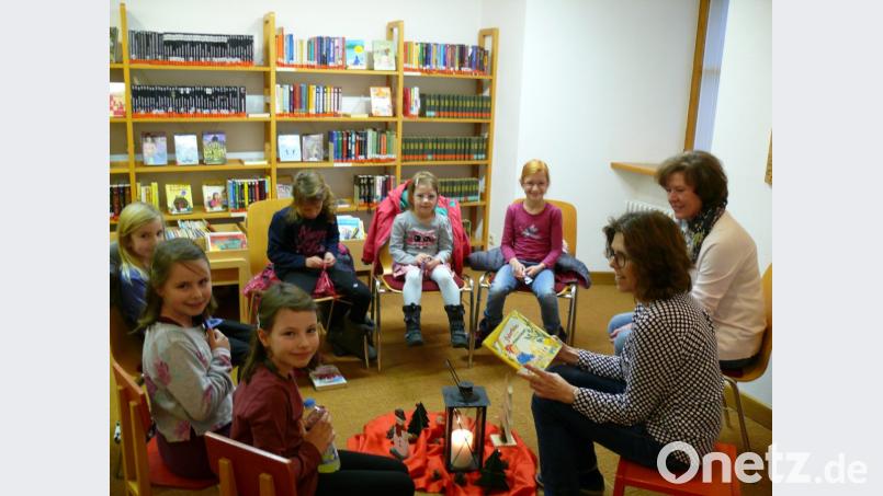 Gerda Sommer und Andrea Burger (von rechts) lesen weihnachtliche Geschichten vor. Bild: kgg