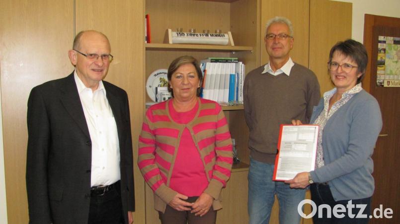 Bürgermeisterkandidat Dr. Manfred Klier (links) reicht zusammen mit SPD-Beauftragter Daniela Fuhrmann (rechts) beim geschäftsführenden Beamten Stefan Diedl (Zweiter von rechts) und Wahlleiterin und Bürgermeisterin Rita Steiner (Zweite von links) den Wahlvorschlag der SPD ein. Bild: sei