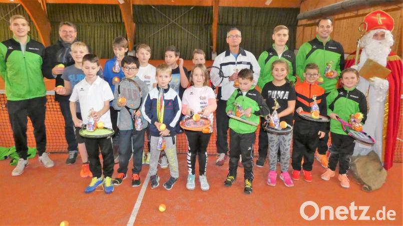 Die Allerjüngsten aus der Abteilung Tennis stellen sich zum Gruppenbild mit Nikolaus sowie (von links) Hannes Kern, Vorsitzendem Wolfgang Kolb, Otmar Schröpf, Luis Kern und Heiko Faltenbacher. Bild: exb
