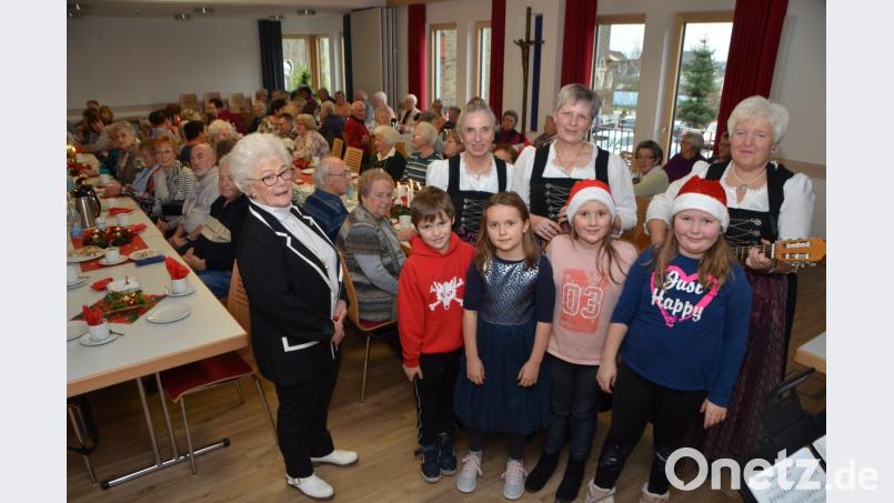 Die städtische Seniorenbeauftragte Lotte Hofmann lud alle Senioren aus der Großgemeinde zur Adventfeier in den Pfarrsaal ein. Hilfe bekommt sie jetzt schon von ihren Urenkeln. Das Trio "Z'sammg'stimmt" aus Luhe brachte adventliche Musik mit, die es den Senioren leicht machte, in Nostalgie zu schwelgen. Bild: dob