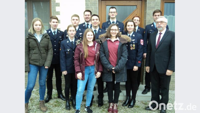Die Kommandanten Dominik Bösl und Florian Schanderl sowie Jugendleiterin Anja Frank und Bürgermeister Manfred Rodde gratulierten zur bestandenen Prüfung. Bild: ksi