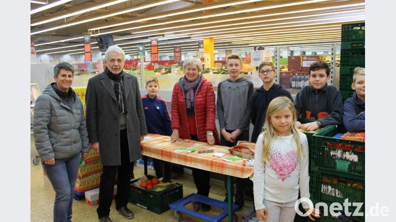 Mitglieder der Tafelteams der Walter-Höllerer-Realschule aus den Siebten Klassen mit Geschwistern, Konrektorin Stefanie Tröster (links), Schulleiter Wolfgang Pfeifer (Zweiter von links) sowie Projektbetreuerin Ulrike Glück (Mitte). Bild: lhc