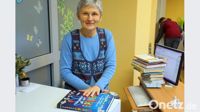Zweimal die Woche schließt Helga Schweizer für die Schüler des Schulzentrums die Bücherei auf. Bild: bkr