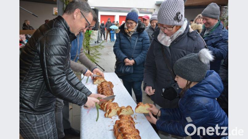 Schnell war der Weihnachtsstollen an die Gäste verteilt. Bild: jr