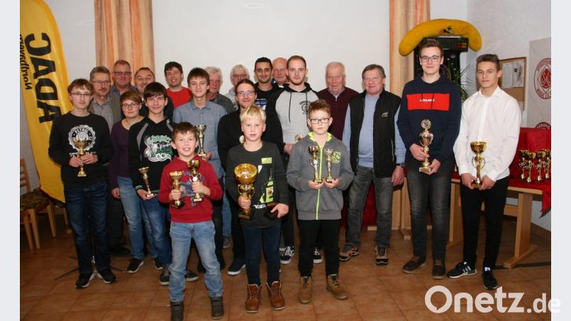 Ehrungen beim MSC Wiesau: Vorsitzender Franz Höcht (Dritter von rechts) gratuliert den zahlreichen Titelträgern. Bild: wro