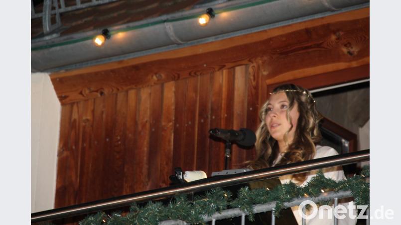 Das Chriskind war auch heuer zur Eröffnung des Schnaittenbacher Weihnachtsmartes gekommen, wo es mit seinem Prolog geistige Impulse zur Adventszeit gab. Bild: ads