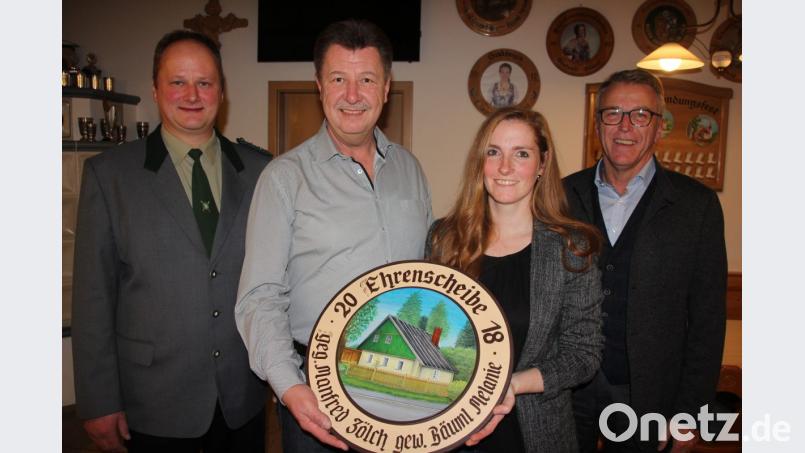 Melanie Bäuml gewann die von Gauschützenmeister Manfred Zölch gestiftete Ehrenscheibe. Darüber freuen sich auch 1. Schützenmeister Bernhard Härtl (links) und Bürgermeister Franz Stahl (rechts). Bild: kro