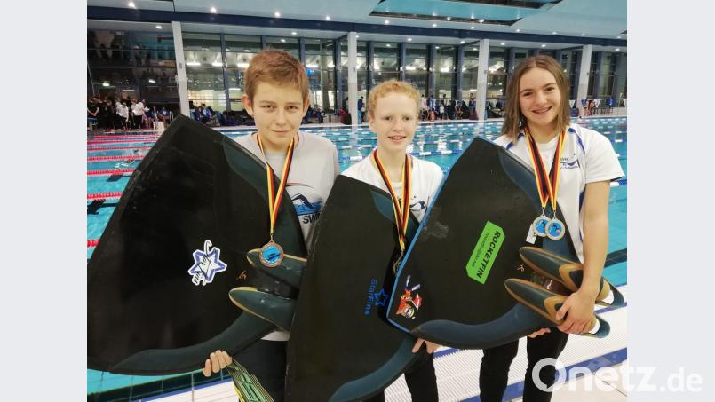 Emily Rödl (Mitte) ließ der Konkurrenz in Berlin beim Finswimming mit der großen Flosse keine Chance. Auch ihre Mannschaftskollegen vom TSC Schwandorf, Tizian Bäuml und Nina Kohler, waren erfolgreich. Bild: sön