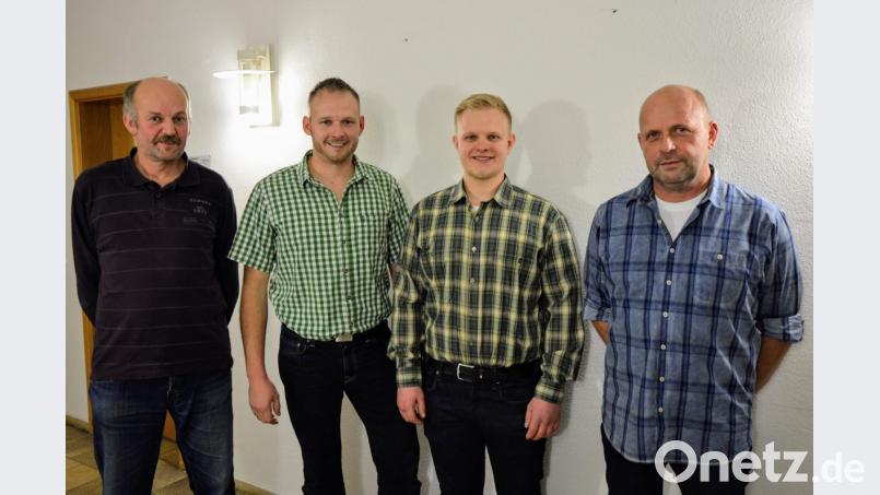 Wollen eng zusammenarbeiten. V. li. 2. Vorstand Bernhard Reich, die beiden neuen Jagdpächter Martin Methe und Markus Bauer sowie 1. Vorstand Christian Meier. Bild: fdl